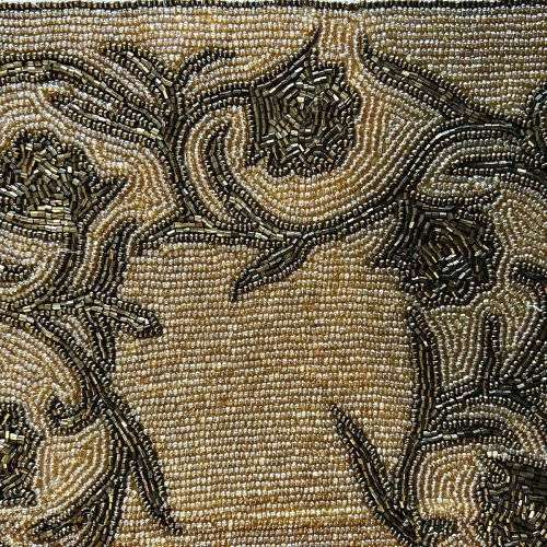 Aufwendige Stickereien und Perlenarbeiten auf Platzsets - Intricate Embroidery and Beads work