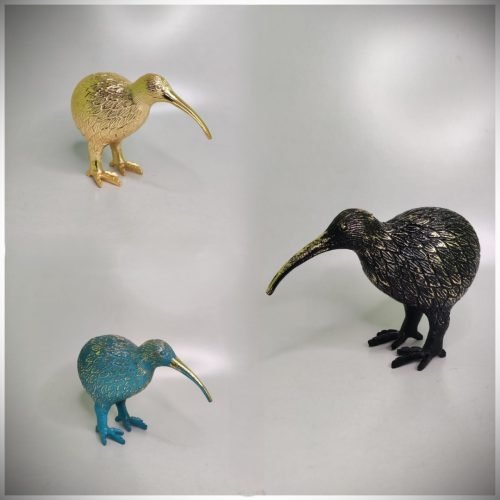 Metallgeprägte Kiwi-Figuren im Antik-Look
